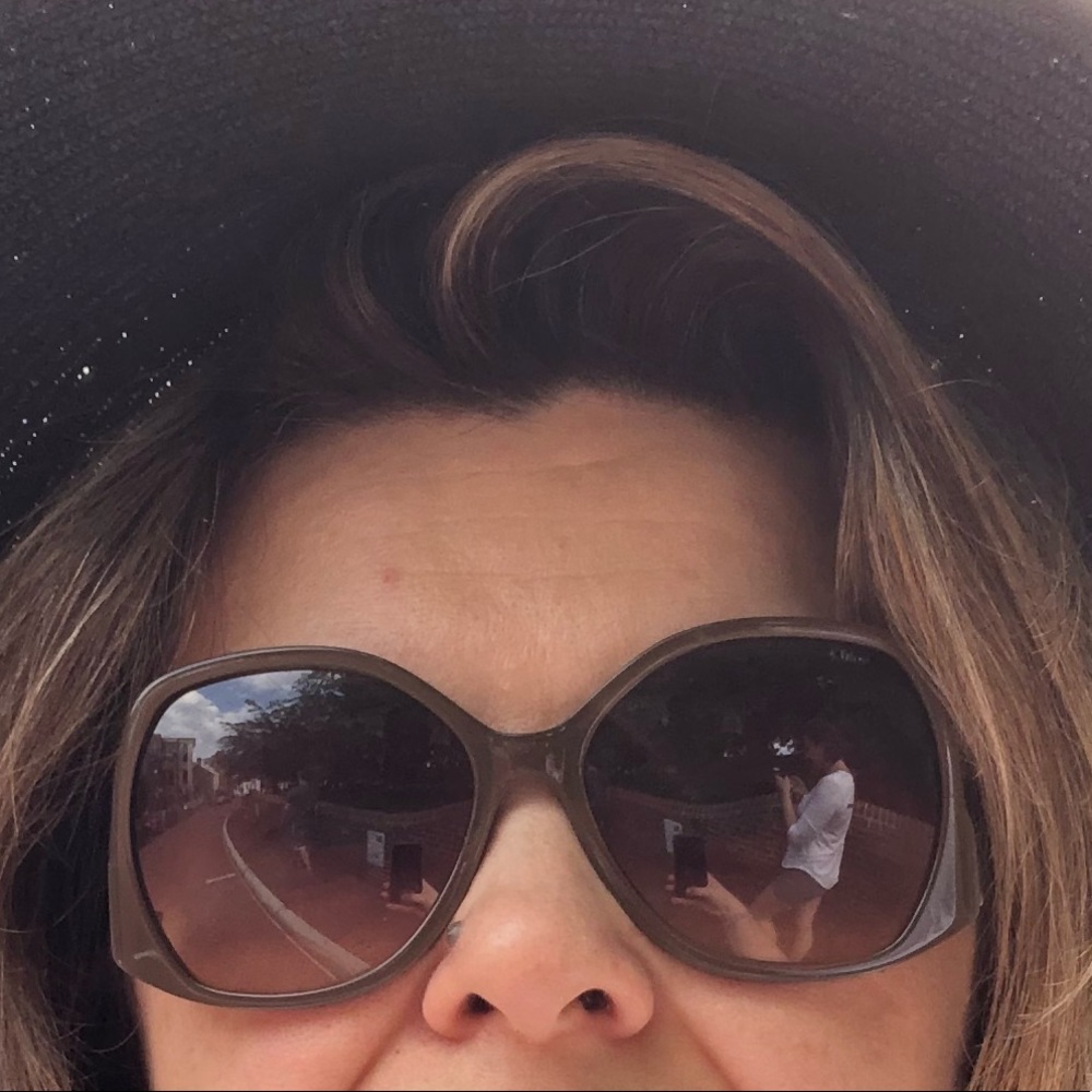 Meet your Posher, Lora